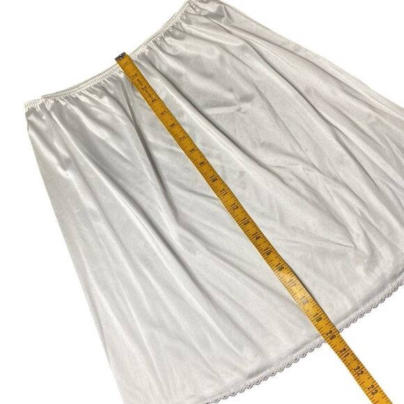 VASSARETTE Satin Short Slip - Picture 4 of 6